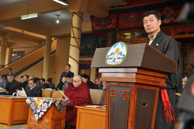 སྲིད་སྐྱོང་བློ་བཟང་སེང་གེ་མཆོག་གིས་བོད་མིའི་རང་དབང་སྒེར་ལངས་ཉིན་གཏམ་བཤད་གནང་བཞིན་པ།