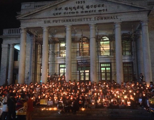 བྷེང་ལོར་གྲོང་ཁྱེར་དུ་གདུང་སེམས་མཉམ་བསྐྱེད། བྷེང་ལོར་གྲོང་ཁྱེར་དུ་གདུང་སེམས་མཉམ་བསྐྱེད།
