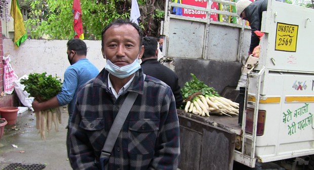 བདེ་སྐྱིད་གླིང་དུ་སྔོ་ཚལ་གྱི་རིན་གོང་ཐད་དཀའ་ངལ་སེལ་ཆེད་དུ་སྔོ་ཚལ་ཚོང་འགྲེམས་ཀྱི་ལས་གཞི་སྤེལ་བཞིན་པ།