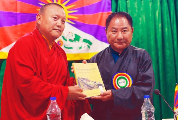 བོད་བོད་ཡུལ་ན་སྐྱིད།རྒྱ་རྒྱ་ཡུལ་ན་སྐྱིད་ཅེས་པའི་དཔེ་དེབ།
