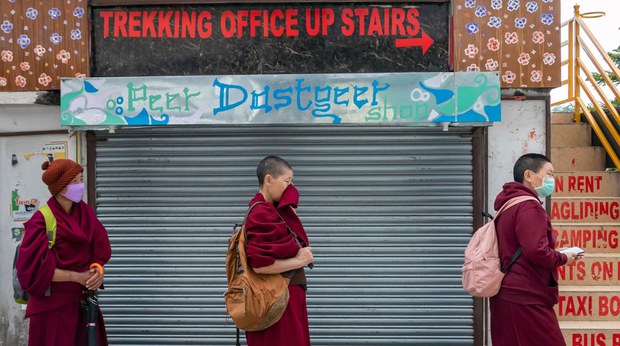 རྒྱ་བལ་འབྲུག་གསུམ་གྱི་ནང་གི་བོད་མིའི་ཁྲོད་ཏོག་དབྱིབས་རིམས་ནད་ཁྱབ་གདལ།