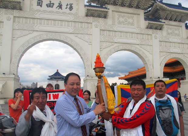ཐེ་ཝན་ནང་བོད་མི་གཏན་སྡོ་ཆོག་པའི་ཆོག་མཆན།