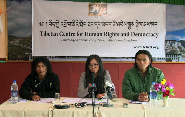 འབྲི་རུ་རྫོང་དུ་བོད་མིའི་ཆོས་ལུགས་བྱེད་སྒོ་བཀག་སྡོམ་བྱ་རྒྱུའི་ཡིག་ཆ་སྤེལ་བ། འབྲི་རུ་རྫོང་དུ་བོད་མིའི་ཆོས་ལུགས་བྱེད་སྒོ་བཀག་སྡོམ་བྱ་རྒྱུའི་ཡིག་ཆ་སྤེལ་བ།