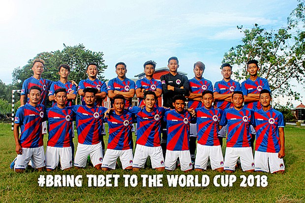 བོད་རྒྱལ་ཡོངས་རྐང་རྩེད་སྤོ་ལོའི་རུ་ཁག་ཀོ་ནི་ཕའི་འགྲན་བསྡུར་ཆེད་དབྱིན་ཡུལ་དུ་འབྱོར་བ།