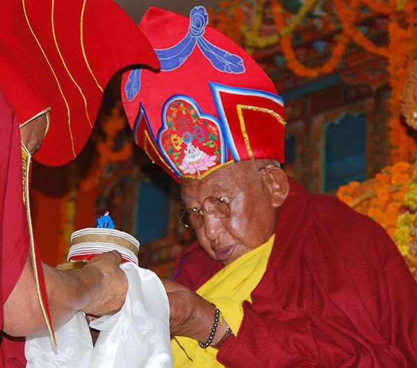སྟག་ལུང་རྩེ་སྤྲུལ་རིན་པོ་ཆེར་བརྟན་བཞུགས་ཕུལ་བ། སྟག་ལུང་རྩེ་སྤྲུལ་རིན་པོ་ཆེར་བརྟན་བཞུགས་ཕུལ་བ།