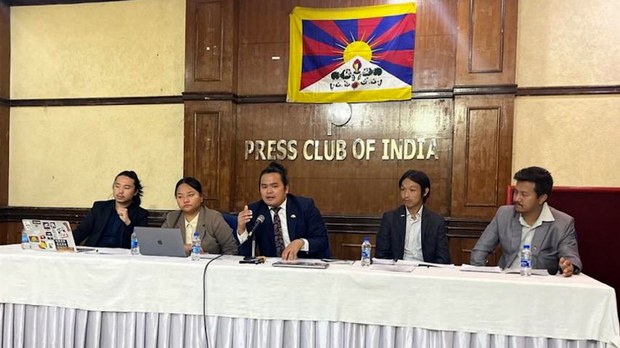 ཉེ་ཆར་བོད་དོན་ཚོགས་པ་ཁག་དྲུག་གི་གཞོན་སྐྱེས་སྐུ་ཚབ་རྣམ་པས་རྒྱ་གར་གཞུང་ལ་བོད་དོན་ཞུ་སྐུལ་གྱི་ལས་འགུལ་ཞིག་སྤེལ་ཡོད་པ། ཉེ་ཆར་བོད་དོན་ཚོགས་པ་ཁག་དྲུག་གི་གཞོན་སྐྱེས་སྐུ་ཚབ་རྣམ་པས་རྒྱ་གར་གཞུང་ལ་བོད་དོན་ཞུ་སྐུལ་གྱི་ལས་འགུལ་ཞིག་སྤེལ་ཡོད་པ།