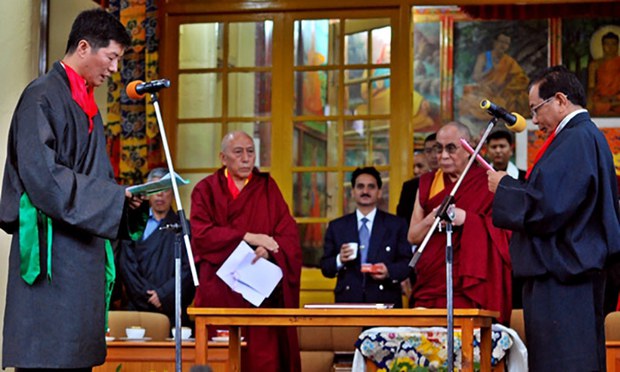 དགའ་ལྡན་ཕོ་བྲང་གཞུང་དེ་དགའ་ལྡན་ཕོ་བྲང་ཡིག་ཚང་དུ་ཇི་ལྟར་འཕོ་འགྱུར་བྱུང་བ།
