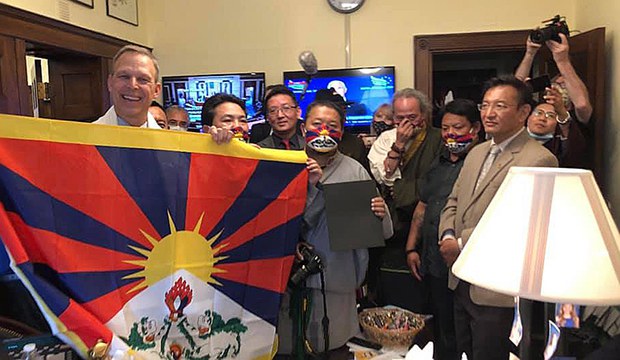 བོད་མི་ཁག་ཅིག་གིས་ཨ་རིའི་རྒྱལ་ས་ཁུལ་དུ་བོད་དོན་ཞུ་གཏུགས་ཀྱི་ལས་འགུལ་སྤེལ་བཞིན་པ།