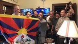བོད་མི་ཁག་ཅིག་གིས་ཨ་རིའི་རྒྱལ་ས་ཁུལ་དུ་བོད་དོན་ཞུ་གཏུགས་ཀྱི་ལས་འགུལ་སྤེལ་བཞིན་པ།