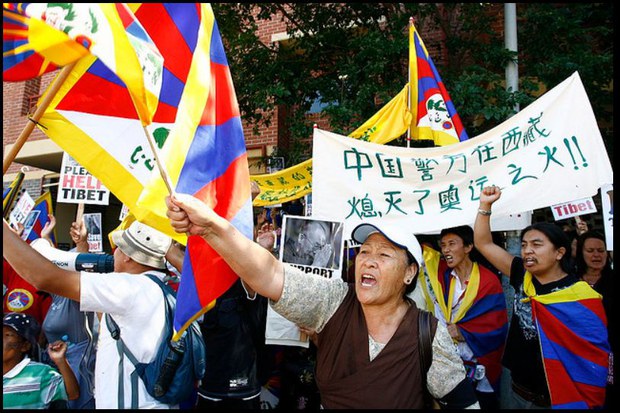 ཨའོསི་ཊརེ་ལི་ཡར་གནས་སྡོད་བོད་མི་ཚོས་བོད་དོན་སྐད་འབོད་བྱེད་བཞིན་པ། ༢༠༠༨