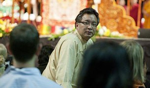 ཨ་རུ་ན་ཅལ་ནས་ཁེ་ན་ཌ་རུ་བོད་མི་གཞིས་སྤོས་བྱེད་བཞིན་པ། ཨ་རུ་ན་ཅལ་ནས་ཁེ་ན་ཌ་རུ་བོད་མི་གཞིས་སྤོས་བྱེད་བཞིན་པ།