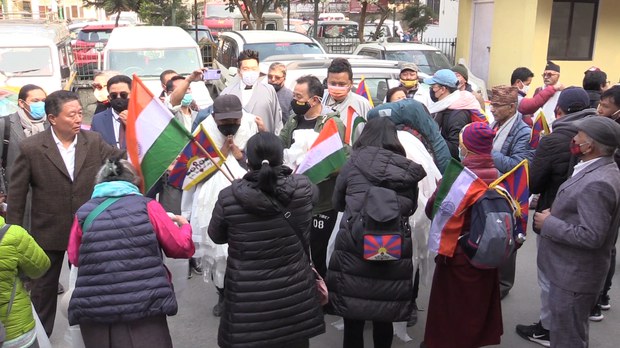 བོད་དོན་གོམ་བགྲོད་གནང་མཁན་གཉིས་ལ་འབྲས་ལྗོངས་མངའ་སྡེ་སྐུ་ཚབ་དང་ཚོགས་པ་སྐྱིད་སྡུག་ཁག་ནས་ཕེབས་བསུ་ཞུས་པ། བོད་དོན་གོམ་བགྲོད་གནང་མཁན་གཉིས་ལ་འབྲས་ལྗོངས་མངའ་སྡེ་སྐུ་ཚབ་དང་ཚོགས་པ་སྐྱིད་སྡུག་ཁག་ནས་ཕེབས་བསུ་ཞུས་པ།