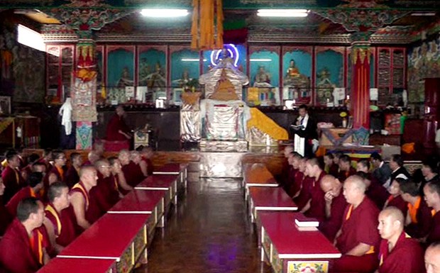 སྒང་ཏོག་ས་གནས་སུ་ཞབས་རིམ་གསོག་བསྒྲུབ་གནང་བཞིན་པ།