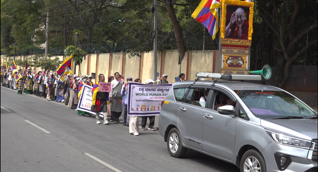 རྒྱ་ནག་གཞུང་གིས་བོད་ནང་མི་རིགས་རྩ་མེད་བཟོ་ཐབས་བྱེད་བཞིན་པ་མཚམས་འཇོག་དགོས་ཞེས་མེའི་སོར་གྲོང་ཁྱེར་དུ་བོད་མི་ཚོས་ངོ་རྒོལ་གྱི་ལས་འགུལ་སྤེལ་ཡོད་པ།