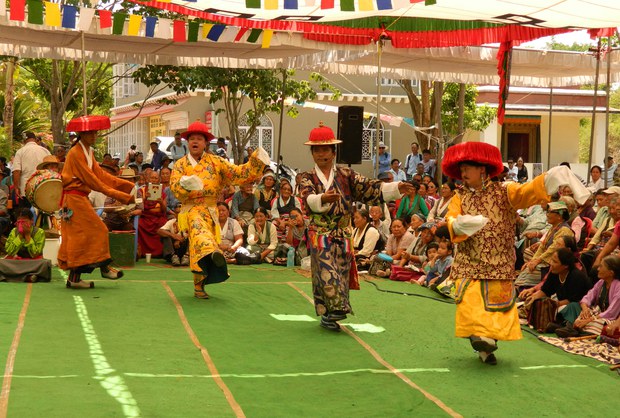སྦེ་ལ་ཀོ་པི་ལྷོ་མོ་ཚོགས་པ་ནས་ལྷ་མོ་འཁྲབ་སྟོན་གནང་བཞིན་པ། སྦེ་ལ་ཀོ་པི་ལྷོ་མོ་ཚོགས་པ་ནས་ལྷ་མོ་འཁྲབ་སྟོན་གནང་བཞིན་པ།