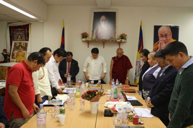 ཡོ་རོབ་ཁུལ་གྱི་བོད་མིའི་ཚོགས་པའི་ཚོགས་གཙོ་རྣམ་པས་གསུམ་བཅུ་དུས་དྲན་སྐོར་གྲོས་མོལ་གནང་བཞིན་པ།