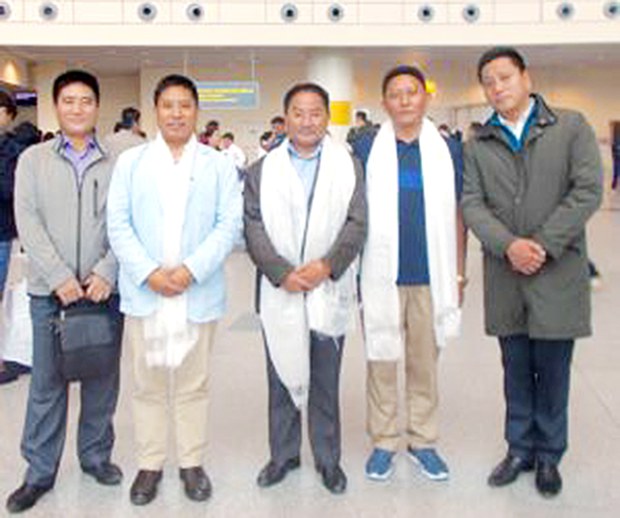 སྤྱི་འཐུས་སྐུ་ཚབ་ཚོགས་ཆུང་ནས་ཨུ་རུ་སུའི་ནང་བོད་དོན་ཞུ་གཏུགས་གནང་བཞིན་པ།