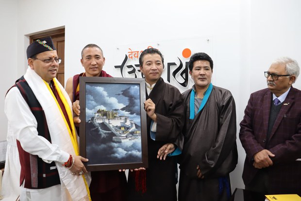སྤྱི་འཐུས་རྣམ་པས་ཨུཏ་ཏར་ཁནྜ་མངའ་སྡེའི་སྤྱི་ཁྱབ་བློན་ཆེན་དང་མཇལ་འཕྲད་ཀྱིས་བོད་ནང་གི་གནས་སྟངས་ངོ་སྤྲོད་ཞུས་ཡོད་པ། སྤྱི་འཐུས་རྣམ་པས་ཨུཏ་ཏར་ཁནྜ་མངའ་སྡེའི་སྤྱི་ཁྱབ་བློན་ཆེན་དང་མཇལ་འཕྲད་ཀྱིས་བོད་ནང་གི་གནས་སྟངས་ངོ་སྤྲོད་ཞུས་ཡོད་པ།