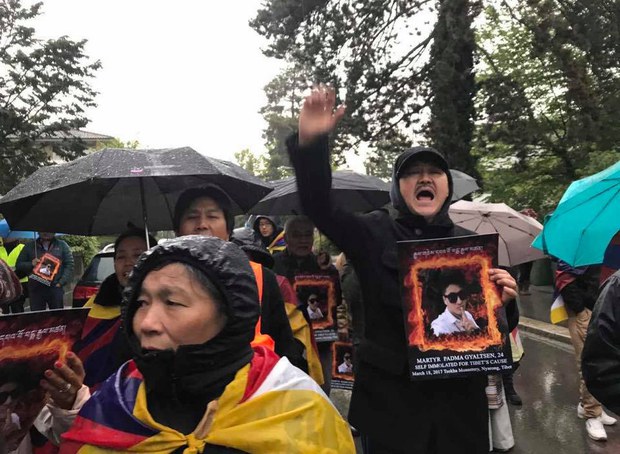 སུད་སིའི་གྲོང་ཁྱེར་ཛུ་རིག་ནང་བོད་མི་ཚོས་རྒྱ་གཞུང་ལ་ངོ་རྒོལ་སྐད་འབོད། སུད་སིའི་གྲོང་ཁྱེར་ཛུ་རིག་ནང་བོད་མི་ཚོས་རྒྱ་གཞུང་ལ་ངོ་རྒོལ་སྐད་འབོད།