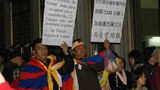 ཐེ་ཝན་དུ་རྒྱ་ནག་ཀན་སུའུ་ཞིང་ཆེན་མི་རིགས་གླུ་གར་ཚོགས་པ་ཞེས་བས་སྐོར་བསྐྱོད་འཁྲབ་སྟོན་སྐབས་བོད་མིས་ངོ་རྒོལ་བྱེད་བཞིན་པ། 