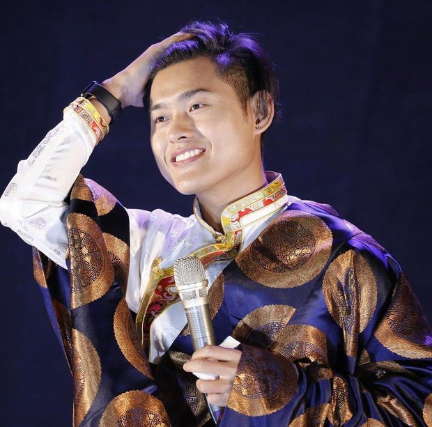 གཞས་པ་བསོད་ནམས་སྟོབས་ལྡན་ལགས་ད་ལྟ་ཨ་རིའི་ནང་རོལ་དབྱངས་སྐོར་སྐྱོད་བྱེད་བཞིན་པ།