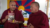 གྲྭ་བག་བྲོ་ཡི་དཔེ་དེབ་སློབ་གྲྭ་ཁག་ནང་འགྲེམ་སྤེལ་བྱེད་བཞིན་པ།