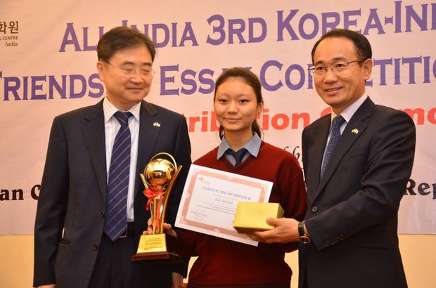 ཀོ་རི་ཡའི་གཞུང་ཚབ་ནས་རྩོམ་རིག་འགྲན་བསྡུར་ནང་བོད་རིགས་བུ་མོ་ཞིག་ལ་བྱ་དགའ་ཨང་གཉིས་པ་ཐོབ་པ།