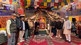 རྒྱ་གར་ནང་དགུན་ཚོང་གཉེར་མཁན་བོད་མི་ཚོས་༧གོང་ས་མཆོག་ལ་ནོ་ཝེལ་ཞི་བའི་གཟེངས་རྟགས་འབུལ་བཞེས་ཀྱི་དུས་དྲན་སྲུང་བརྩི།