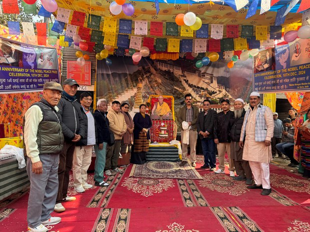 རྒྱ་གར་ནང་དགུན་ཚོང་གཉེར་མཁན་བོད་མི་ཚོས་༧གོང་ས་མཆོག་ལ་ནོ་ཝེལ་ཞི་བའི་གཟེངས་རྟགས་འབུལ་བཞེས་ཀྱི་དུས་དྲན་སྲུང་བརྩི།