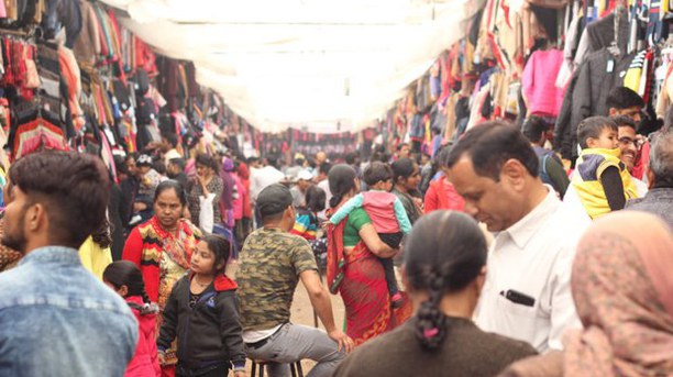 རྒྱ་གར་ནང་དགུན་ཚོང་གཉེར་མཁན་བོད་མི་རྣམས་ཀྱིས་ཚོང་མཇུག་བསྡུས་ནས་རང་གནས་སུ་ཕྱིར་ལོག་གནང་བཞིན་པ།