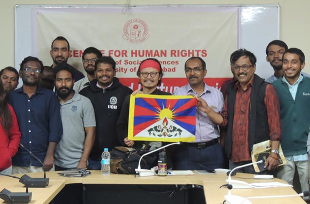 རྩོམ་པ་པོ་བསྟན་འཛིན་བརྩོན་འགྲུས་ལགས་རྒྱ་གར་མཐོ་རིམ་སློབ་གྲྭ་ཁག་ནང་གཏམ་བཤད་སྐོར་བསྐྱོད།