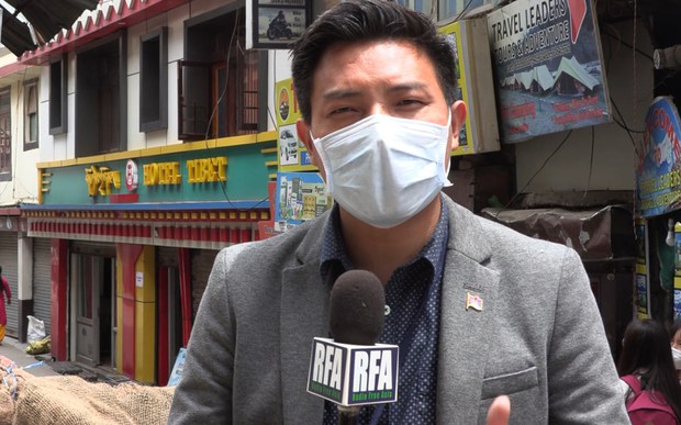 ཀང་ར་རྫོང་ཁུངས་སུ་ཕྱི་ནས་འབྱོར་བའི་བོད་མི་ཁག་ཅིག་རྡ་ས་བོད་ཀྱི་གསོལ་མགྲོན་ཁང་དུ་ཟུར་བཀག་བྱས་ཡོད་པ། ཀང་ར་རྫོང་ཁུངས་སུ་ཕྱི་ནས་འབྱོར་བའི་བོད་མི་ཁག་ཅིག་རྡ་ས་བོད་ཀྱི་གསོལ་མགྲོན་ཁང་དུ་ཟུར་བཀག་བྱས་ཡོད་པ།
