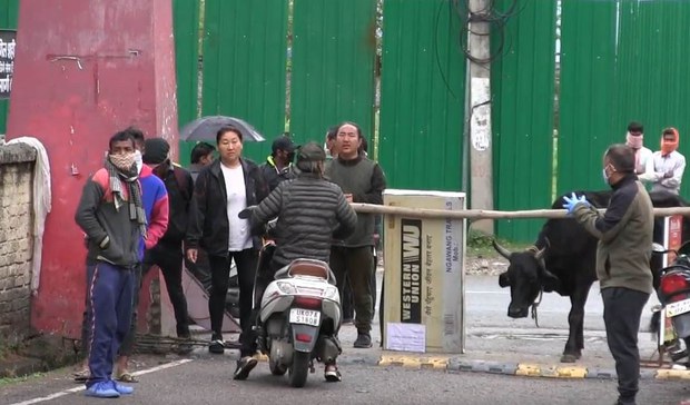ཁྱིམ་སྡོད་བཀའ་རྒྱ་ལ་གདོང་ལེན་བྱེད་བཞིན་ཡོད་པ། ཁྱིམ་སྡོད་བཀའ་རྒྱ་ལ་གདོང་ལེན་བྱེད་བཞིན་ཡོད་པ།