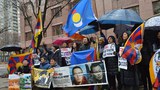 བོད་མི་ཚོས་ནིའུ་ཡོག་འཛམ་གླིང་མཉམ་འབྲེལ་རྒྱལ་ཚོགས་ཀྱི་མདུན་དུ་ངོ་རྒོལ།