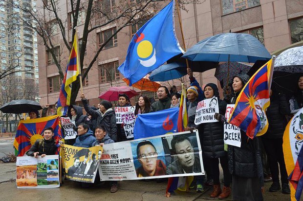 བོད་མི་ཚོས་ནིའུ་ཡོག་འཛམ་གླིང་མཉམ་འབྲེལ་རྒྱལ་ཚོགས་ཀྱི་མདུན་དུ་ངོ་རྒོལ། བོད་མི་ཚོས་ནིའུ་ཡོག་འཛམ་གླིང་མཉམ་འབྲེལ་རྒྱལ་ཚོགས་ཀྱི་མདུན་དུ་ངོ་རྒོལ།