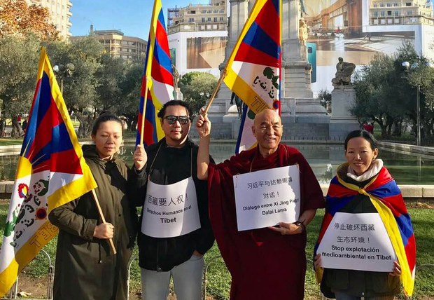 སཔཻན་ནང་བོད་མིས་ཞི་ཅིན་ཕིང་ལ་ངོ་རྒོལ་གནང་བ། སཔཻན་ནང་བོད་མིས་ཞི་ཅིན་ཕིང་ལ་ངོ་རྒོལ་གནང་བ།