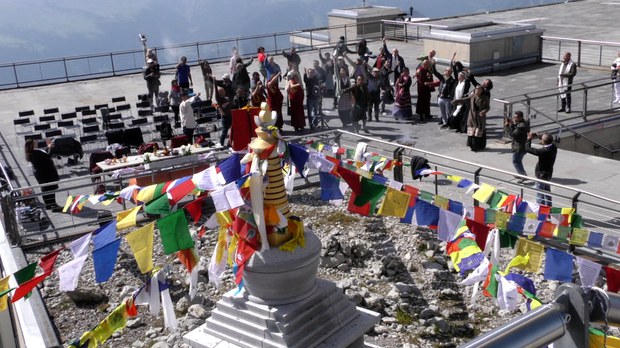 སུད་སིར་སན་ཐེ་སི་རི་བོའི་རྩེར་མཆོད་རྟེན་བཞེངས་ཏེ་མི་ལོ་༢༠་འཁོར་བའི་རྗེས་དྲན་ཞུས་ཡོད་པ། སུད་སིར་སན་ཐེ་སི་རི་བོའི་རྩེར་མཆོད་རྟེན་བཞེངས་ཏེ་མི་ལོ་༢༠་འཁོར་བའི་རྗེས་དྲན་ཞུས་ཡོད་པ།
