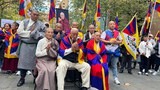མགོའི་སྐྲ་གཏུབས་ནས་༧གོང་ས་༧སྐྱབས་མགོན་ཆེན་པོ་མཆོག་ལ་མཚན་སྨད་ཞུ་མཁན་ཚོར་ངོ་རྒོལ་གནང་ཡོད་པ།