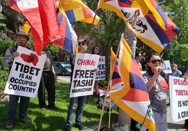 ཊོ་རོན་ཏོ་རྒྱ་ནག་གཞུང་ཚབ་ཁང་གི་མདུན་དུ་བོད་མི་ཚོས་བཀྲིས་དབང་ཕྱུག་གློད་དགོས་པའི་ངོ་རྒོལ།