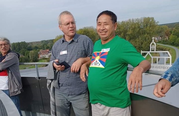 བོད་མི་ཆབ་སྲིད་བཙོན་ཟུར་ཞིག་གིས་སྦེལ་ཇིཡམ་གྱི་རྒྱལ་ས་སྦརཱ་སེལསི་གྲོང་ཁྱེར་གྱི་ཤར་ཕྱོཊ་ལིའུ་ཝན་ (Leuven) ས་གནས་སུ་བོད་དོན་དྲིལ་བསྒྲགས་ཀྱི་ལས་འགུལ་སྤེལ་བ།