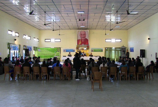 བཙན་བྱོལ་བོད་མིའི་སྨན་བཅོས་བལྟ་སྐྱོང་ལམ་སྟོན་ཐོག་སྦྱོང་བརྡར། བཙན་བྱོལ་བོད་མིའི་སྨན་བཅོས་བལྟ་སྐྱོང་ལམ་སྟོན་ཐོག་སྦྱོང་བརྡར།