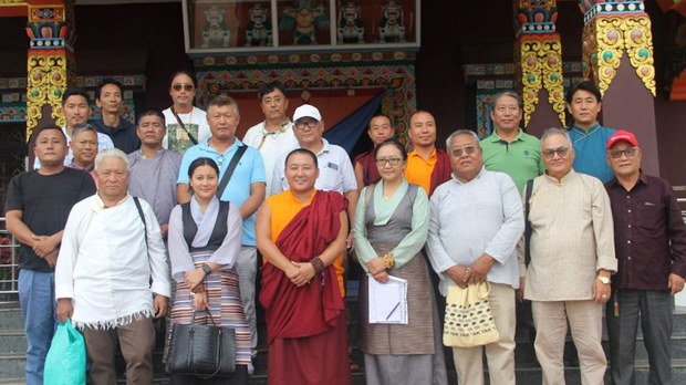 སྤྱི་འཐུས་བསྟན་འཛིན་ཆོས་འཛིན་དང་ཚེ་རིང་ལྷ་མོ་ལགས་ཨོ་རི་ས་ཕུན་ཚོགས་གླིང་་བོད་མིའི་གཞིས་ཆགས་སུ་གཞུང་འབྲེལ་ཕྱོགས་བསྐྱོད་གནང་ཡོད་པ། སྤྱི་འཐུས་བསྟན་འཛིན་ཆོས་འཛིན་དང་ཚེ་རིང་ལྷ་མོ་ལགས་ཨོ་རི་ས་ཕུན་ཚོགས་གླིང་་བོད་མིའི་གཞིས་ཆགས་སུ་གཞུང་འབྲེལ་ཕྱོགས་བསྐྱོད་གནང་ཡོད་པ།