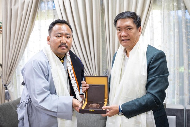 སྤྱི་ཁྱབ་བློན་ཆེན་པདྨ་མཁའ་འགྲོ་ལགས་ནས་བོད་མིའི་འཐབ་རྩོད་ལ་རྒྱབ་སྐྱོར། སྤྱི་ཁྱབ་བློན་ཆེན་པདྨ་མཁའ་འགྲོ་ལགས་ནས་བོད་མིའི་འཐབ་རྩོད་ལ་རྒྱབ་སྐྱོར།