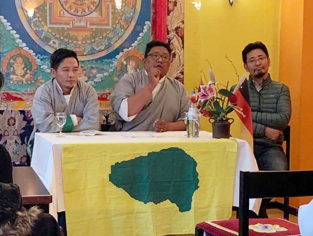 བོད་ཀྱི་གཞོན་ནུ་ལྷན་ཚོགས་ཡོ་རོབ་ནང་སྐོར་བསྐྱོད་གནང་བཞིན་པ། བོད་ཀྱི་གཞོན་ནུ་ལྷན་ཚོགས་ཡོ་རོབ་ནང་སྐོར་བསྐྱོད་གནང་བཞིན་པ།