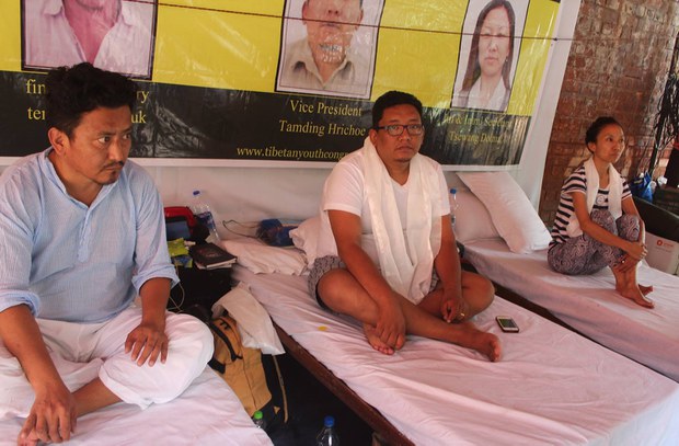 ཟས་བཅད་ངོ་རྒོལ་གནང་མཁན་གསུམ་གྱི་སྐུ་གཟུགས་གནས་སྟངས།