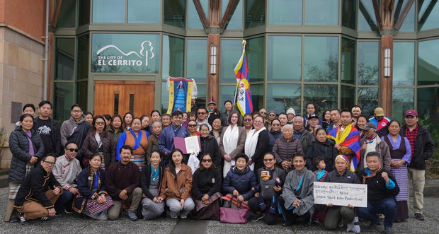ནུབ་ཕྱོགས་ཡུལ་གྲུ་ཁག་གི་གྲོང་ཁྱེར་དང་གྲོང་སྡེའི་ལས་ཁུངས་མདུན་བོད་མིར་གདུང་སེམས་མཉམ་སྐྱེད་མཚོན་ཆེད་བོད་ཀྱི་རྒྱལ་དར་སྒྲེང་འཛུགས་གནང་བཞིན་འདུག ནུབ་ཕྱོགས་ཡུལ་གྲུ་ཁག་གི་གྲོང་ཁྱེར་དང་གྲོང་སྡེའི་ལས་ཁུངས་མདུན་བོད་མིར་གདུང་སེམས་མཉམ་སྐྱེད་མཚོན་ཆེད་བོད་ཀྱི་རྒྱལ་དར་སྒྲེང་འཛུགས་གནང་བཞིན་འདུག