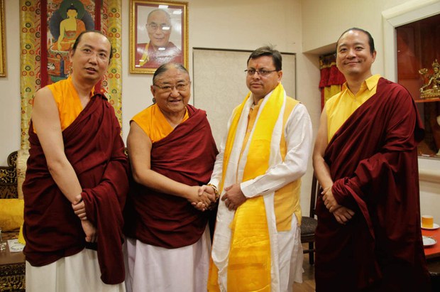 ཨུཏ་ཏར་ཁནྜ་མངའ་སྡེའི་སྤྱི་ཁྱབ་བློན་ཆེན་མཆོག་གིས་དཔལ་ས་སྐྱ་གོང་མ་ཁྲི་ཆེན་རིན་པོ་མཆོག་ལ་མཇལ་བཅར་ཞུས་ཡོད་པ། ཨུཏ་ཏར་ཁནྜ་མངའ་སྡེའི་སྤྱི་ཁྱབ་བློན་ཆེན་མཆོག་གིས་དཔལ་ས་སྐྱ་གོང་མ་ཁྲི་ཆེན་རིན་པོ་མཆོག་ལ་མཇལ་བཅར་ཞུས་ཡོད་པ།