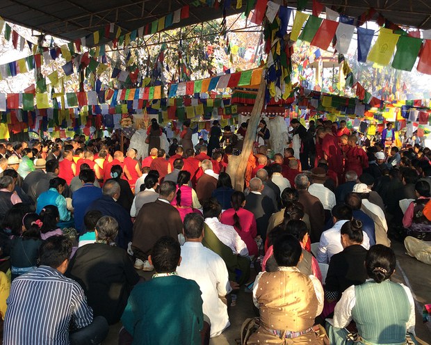 མོན་གྷོ་འདོད་དགུ་གླིང་དུ་ལོ་གསར་སྲུད་བརྩི་ཞུ་བཞིན་པ། མོན་གྷོ་འདོད་དགུ་གླིང་དུ་ལོ་གསར་སྲུད་བརྩི་ཞུ་བཞིན་པ།
