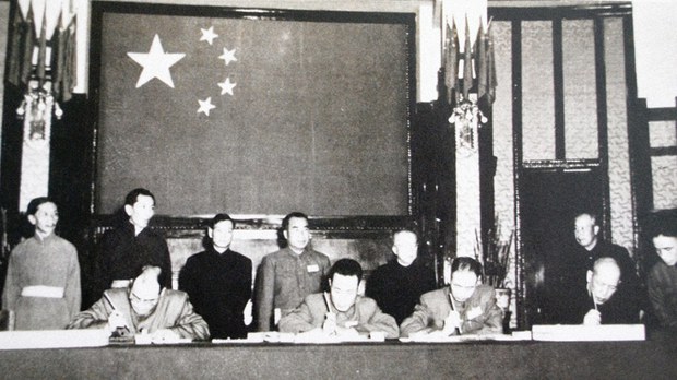 དྲག་པོའི་སྟོབས་ཤུགས་འོག་གྲོས་མཐུན་དོན་ཚན་བཅུ་བདུན་ཟེར་བ་བཞག་བཅུག་པ།