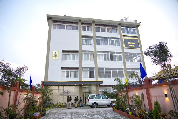 རྡོ་རྗེ་གདན་དུ་མོན་ཡུལ་རིག་གཞུང་ལྟེ་གནས་ང་དབུ་འབྱེད།